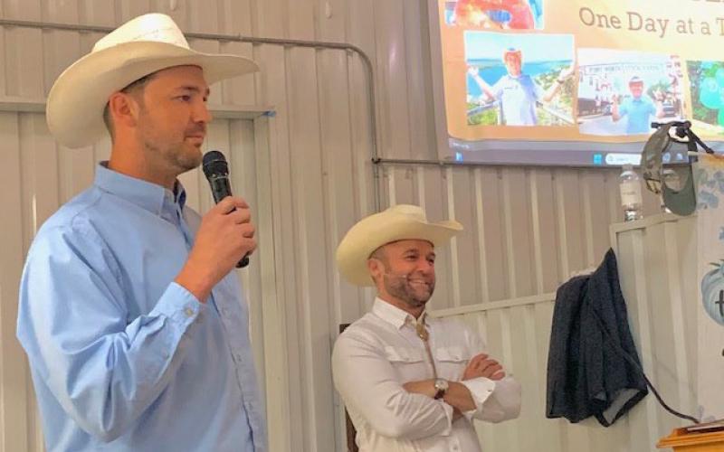 COURTESY PHOTO At left, Farm Bureau President Heston McBride introduces guest speaker Chet Garner of “The Daytripper” to a packed crowd at the Lampasas County Show Barn.