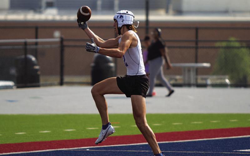 Bryson Roberts hauls in a one-handed touchdown catch against Chaparral. HUNTER KING | DISPATCH RECORD