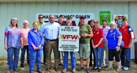 ERICK MITCHELL | DISPATCH RECORD VFW Post 8539 Commander Chris Adolph holds the plaque showcasing the post’s award. Alongside Adolph are Lampasas County Sheriff Jess Ramos and VFW Post 8539 members.