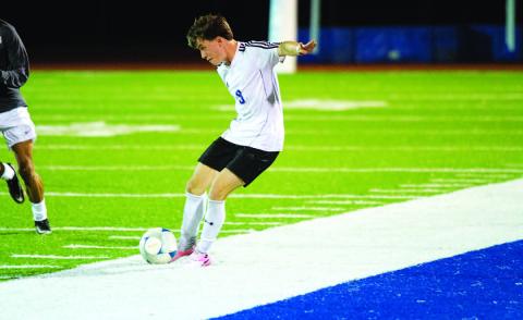 Cooper Pfaltzgraff plays a pass during the Badgers’ scrimmage against Burnet. HUNTER KING | DISPATCH RECORD