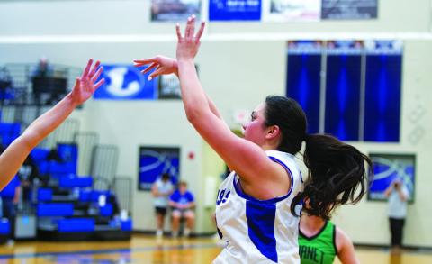 Johnnie Lewis shoots over a defender in last Friday’s District 24-4A contest. HUNTER KING | DISPATCH RECORD