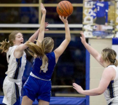 Taylor Allen (left) and Morgan Lovejoy defend against Lago Vista on Tuesday. JEFF LOWE | DISPATCH RECORD