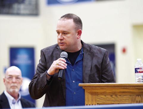 Aaron Nuckles speaks as he introduces his varsity basketball team at Wednesday’s banquet. HUNTER KING | DISPATCH RECORD