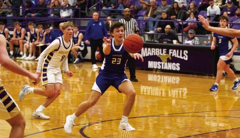 Ty Borchardt makes a pass to a cutting teammate in the Badgers’ win over Marble Falls. HUNTER KING | DISPATCH RECORD
