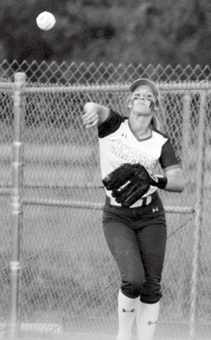 	Bre Quarles makes a throw from right field