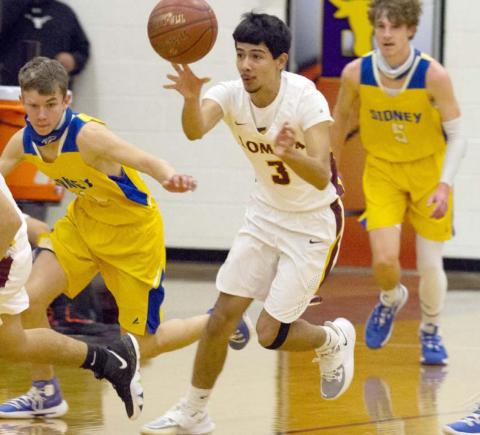 Alonso Caso (3) passes the ball on a fast break in the Lometa Hornets’ bi-district victory over Sidney on Saturday. JEFF LOWE | DISPATCH RECORD