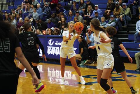 Addison Borchardt fires a pass to Lainey Dixon during last Friday’s game against Taylor. HUNTER KING | DISPATCH RECORD