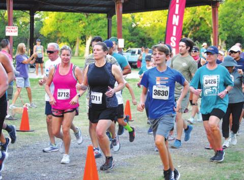 Runners start their race from Hancock Park Pavilion on Saturday. HUNTER KING | DISPATCH RECORD