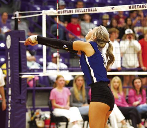 Brailey Wilson passes to a teammate in the final volleyball match of the season in 2023. HUNTER KING | DISPATCH RECORD