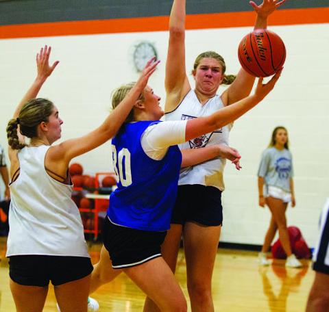 Keaton Owen drives through two Llano defenders for a layup Tuesday evening. HUNTER KING | DISPATCH RECORD