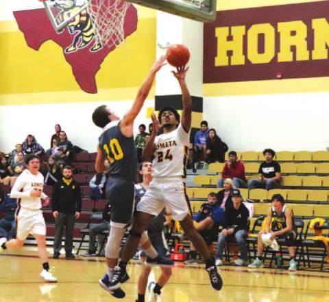 Dyllen Workmon goes up over a Rochelle defender for a layup during last week’s contest. JESSICA MALDONADO | DISPATCH RECORD