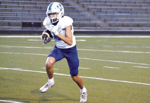Owen Stubbs heads up field after catching a quick screen during last Friday’s game. HUNTER KING | DISPATCH RECORD
