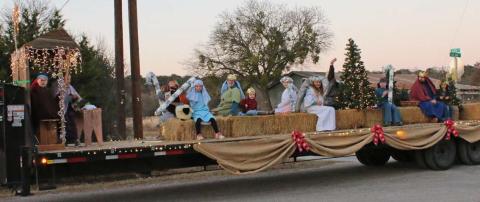 Members of Lometa’s First Baptist Church provide a depiction of Jesus’ birth, set on a hayride for the parade. Mason Hines | dispatch record
