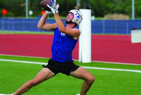 Shawn Roberts hauls in a touchdown during 7-on-7 against Jarrell. HUNTER KING | DISPATCH RECORD
