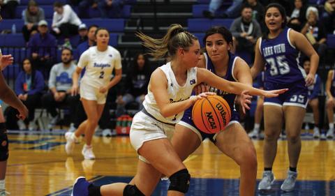 HUNTER KING | DISPATCH RECORD Abra White drives past a Lake View defender during the Lady Badgers’ win last Friday.