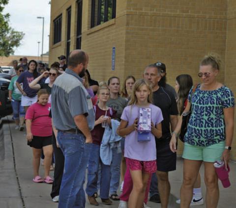 Lampasas Middle School students and parents wrapped around the campus before Monday’s Meet the Teacher night was underway. ERICK MITCHELL| DISPATCH RECORD