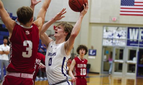 Peyton Sisson goes up over Glen Rose defenders to finish around the rim in Tuesday’s game. HUNTER KING | DISPATCH RECORD