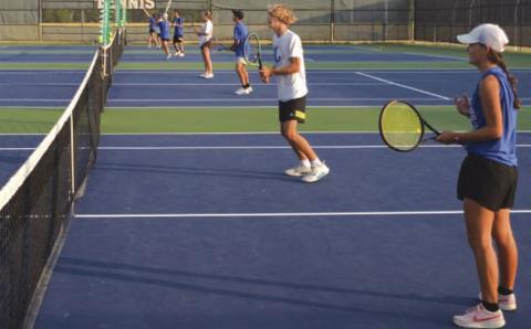 Tennis team splits matches on Friday and Saturday