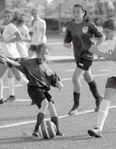 Shelbie Bull moves the ball through traffic while teammate Johnnie Lewis (back-right) is ready to assist on the play. JEFF LOWE | DISPATCH RECORD PHOTO