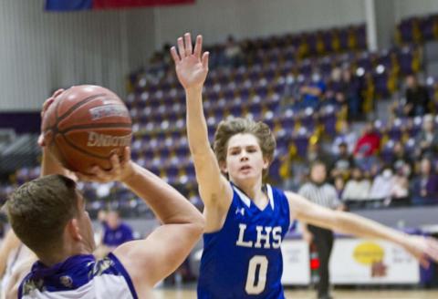 Nate Borchardt (0) defends a shot near the perimeter in the Badgers’ 81-39 victory at San Saba on Monday. JEFF LOWE | DISPATCH RECORD