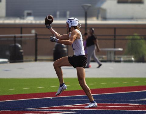 Bryson Roberts hauls in a one-handed touchdown catch against Chaparral. HUNTER KING | DISPATCH RECORD