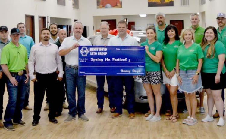 Auto deadership makes donation to Spring Ho Committee