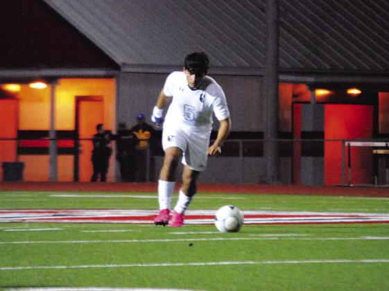 David Flores runs up to deliver a free kick in the second half of the match. HUNTER KING | DISPATCH RECORD