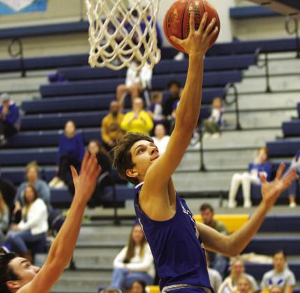 Luke Shivers goes up for a layup during the first half of the Badgers’ win over Lago Vista. HUNTER KING | DISPATCH RECORD