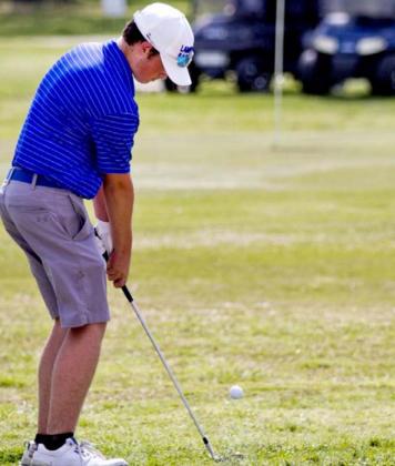 Peyton Spore putts on the final hole at Gatesville Country Club. JEFF LOWE | DISPATCH RECORD