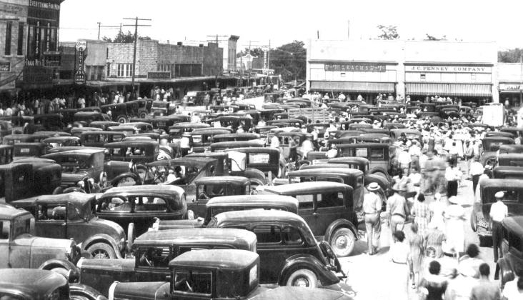 The parking dilemma existed on the downtown square, as this 1930s-era photo shows. This crowd may have come to town for “Trade Days.” Retrieving one’s car when the shopping was done could be problematic. courtesy photo | jackson digital photo collection