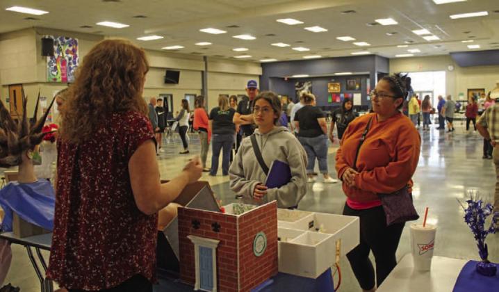 Frances Mitchell and her eighth-grader Trinity Doyle discuss cosmetology courses offered at Lampasas High School with teacher Christine Hearn at the ninth-grade preview event. VERONICA BUTLER | DISPATCH RECORD