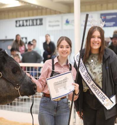 Colorado River Cattlewomen honored Jewel Groves as a firstgeneration beef exhibitor. She is pictured with the Miss United States Agriculture pageant representative. COURTESY PHOTO