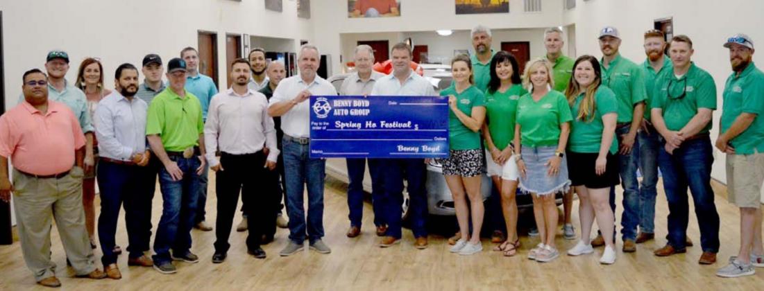 Auto deadership makes donation to Spring Ho Committee