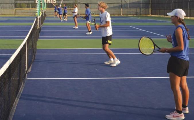 Tennis team splits matches on Friday and Saturday