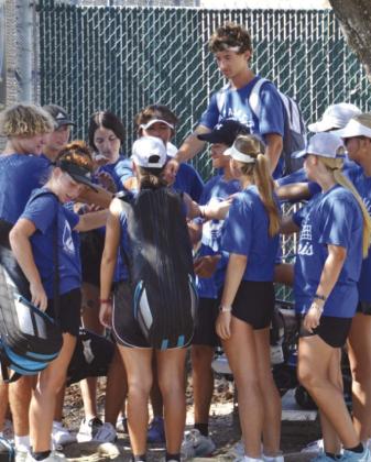 Tennis team splits matches on Friday and Saturday