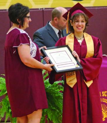 MASON HINES | DISPATCH RECORD Lometa Principal Amanda Morris presents Valedictorian Rosa Garrido with her award and medal as the top graduate in the Class of 2023.