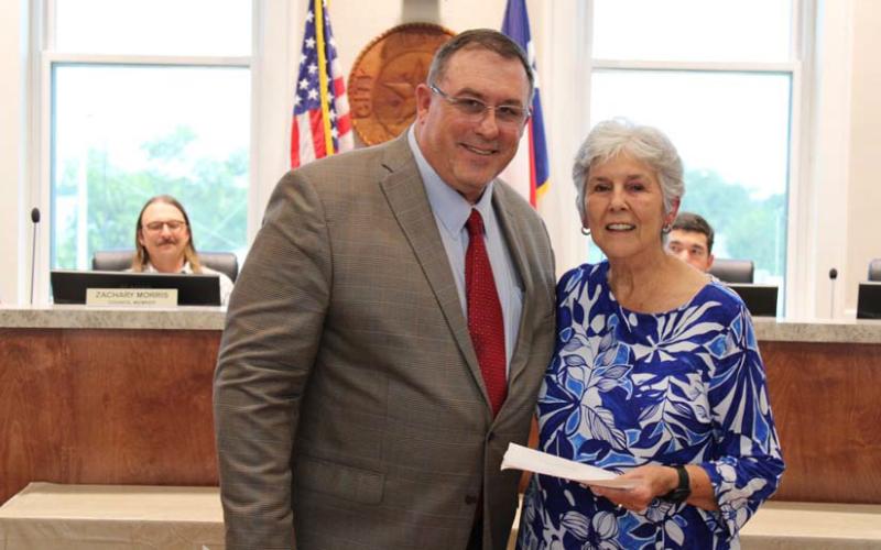 COURTESY PHOTO Incoming Mayor Herb Pearce shares a moment with outgoing mayor TJ Monroe after she swore him into office during Monday’s Lampasas City Council meeting.