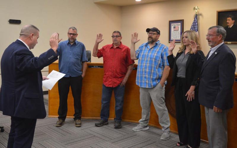 Mayor John Wilkerson administers the oaths of office in Tuesday’s meeting to, from left from right, Place 5 Councilman Elliott Whitton, Place 3 Councilman Rob Green, Place 4 Councilman Dan Long, Administrative Municipal Court Judge Hayleigh Talasek and Municipal Judge Gene Isenhour. ERICK MITCHELL | DISPATCH