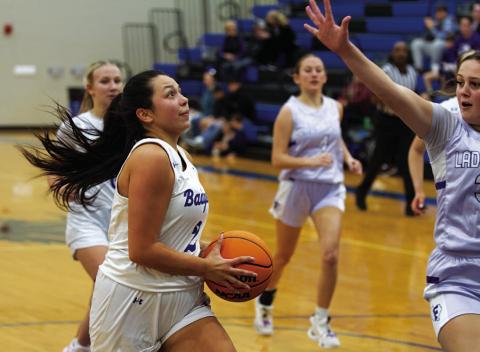 Johnnie Lewis drives to the basket for a layup against Florence. HUNTER KING | DISPATCH RECORD