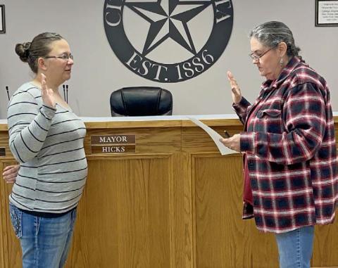 Elizabeth Lambert, left, was sworn in Monday as the new city secretary by Lometa Municipal Court Judge Sharon Watson. MASON HINES | DISPATCH RECORD