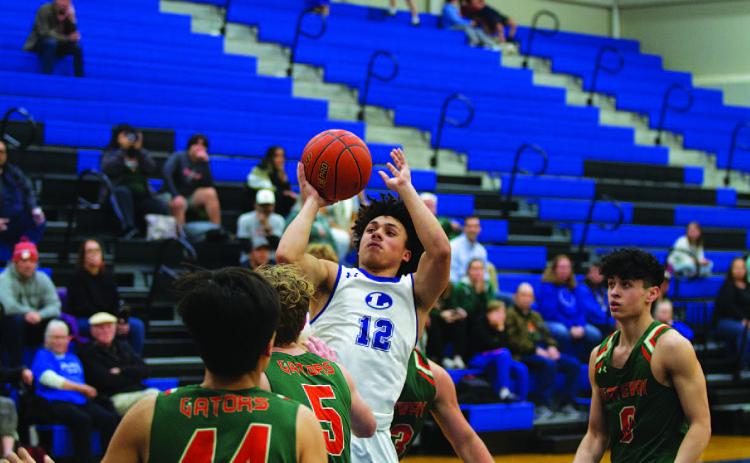 KJ Reed splits Gateway defenders and floats a shot toward the rim during Tuesday’s district contest. HUNTER KING | DISPATCH RECORD