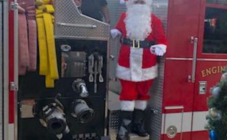 Santa Claus made a special appearance at Storm’s Drive-In on Dec. 7. Murray Events Inc. and the Alycia Hooper Real Estate Team arranged for jolly ol’ Saint Nick to be dropped off by a Lampasas Fire Department engine. The event promoted the fire department’s toy drive through collections of unwrapped toys. courtesy photo