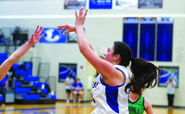 Johnnie Lewis shoots over a defender in last Friday’s District 24-4A contest. HUNTER KING | DISPATCH RECORD