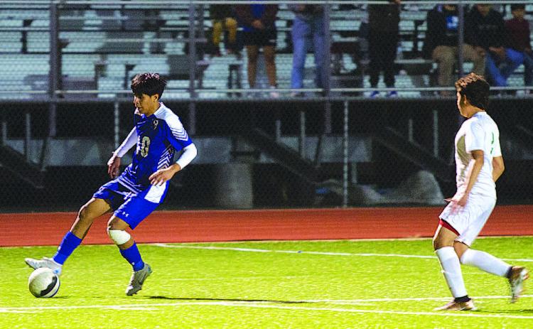 Jose Gomez dribbles down the right wing before putting a ball into the box. HUNTER KING | DISPATCH RECORD