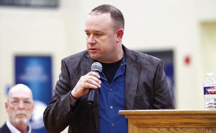 Aaron Nuckles speaks as he introduces his varsity basketball team at Wednesday’s banquet. HUNTER KING | DISPATCH RECORD