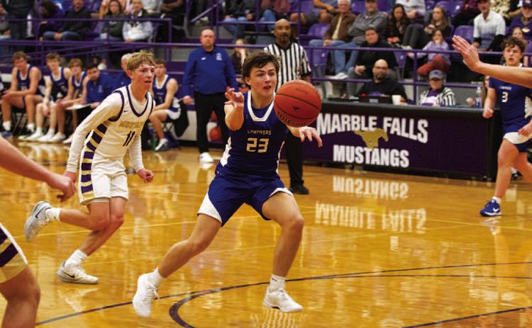 Ty Borchardt makes a pass to a cutting teammate in the Badgers’ win over Marble Falls. HUNTER KING | DISPATCH RECORD