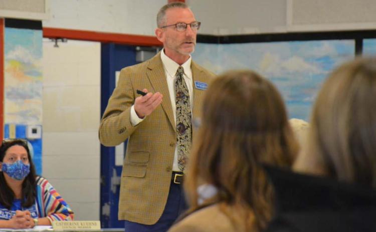 At a town-hall meeting Monday, City Manager Finley deGraffenried explains the city’s efforts during February’s winter storm. Seated behind deGraffenried is Lampasas City Councilwoman Cathy Kuehne. MONIQUE BRAND | DISPATCH RECORD