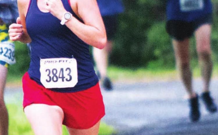 Holley Clifton of Lometa runs on the levee along Hancock Park Golf Course during last year’s race. FILE PHOTO