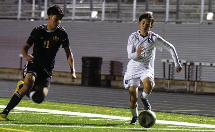 Kent Ashley dribbles past a Gatesville defender in the second half of Monday’s match. HUNTER KING | DISPATCH RECORD