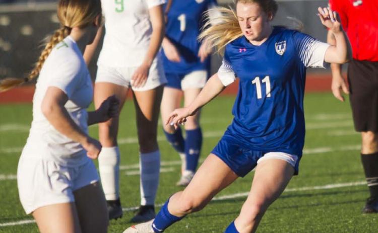 Becca Nobles (11) moves the ball downfield against Burnet. JEFF LOWE | DISPATCH RECORD